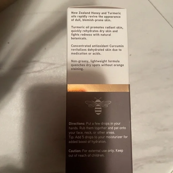 Turmeric & Manuka Honey Facial Oil - Gold and White - Picture 4 of 4